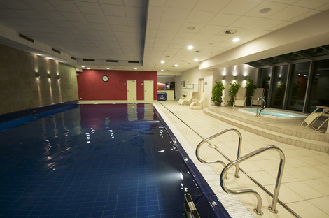 Wellness hotel Helios (17 km), vnitřní bazén, saunový svět, whirpool.